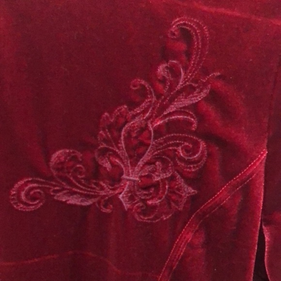 RICH red velvet dress with embossed floral design and bateau neckline.  Size L - Picture 2 of 3